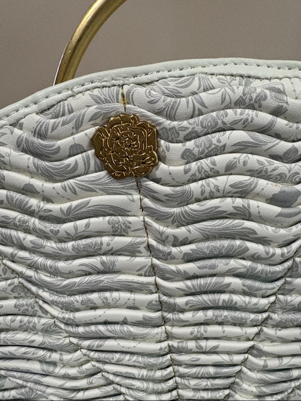 Loungefly Bridgerton Ivory Shell-Shaped Top Handle Bag with Gold Medallions NWT - Picture 2 of 6